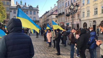 Біля львівської мерії пікетують підприємці Біля львівської мерії пікетують підприємці