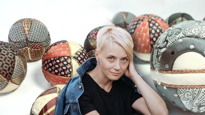 Японська новорічна кулька. Мисткиня з Миколаївщини робить ялинкові прикраси у техніці кінусайга