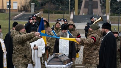 В Ужгороді попрощалися із полеглим захисником Анатолієм Сінькевичем В Ужгороді попрощалися із полеглим захисником Анатолієм Сінькевичем