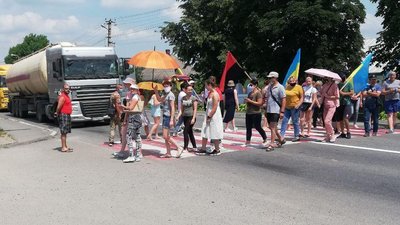 Жителі Хотина третій день перекривають дорогу через адмінподіл Чернівецької області