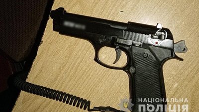 У Полтаві поліцейські склали адмінматеріали щодо чоловіка зі «зброєю»