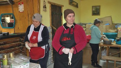 Волонтерки з села на Волині готують їжу для бійців на реабілітації і на передову Волонтерки з села на Волині готують їжу для бійців на реабілітації і на передову