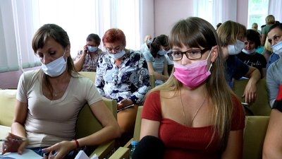 У Житомирі мобільні бригади медиків навчали правилам використання вакцини Moderna