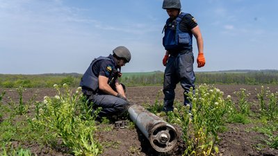 Боєприпас на полі в Україні