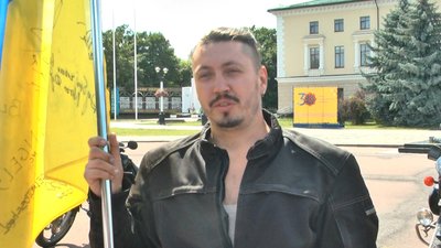 Юрій Захарченко з Харкова бере участь у мотопробігові вже третє. Фото: Суспільне. Поділля. Юрій Захарченко з Харкова бере участь у мотопробігові вже третє. Фото: Суспільне. Поділля.