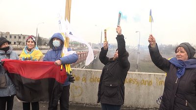 Ланцюг єдності на Антонівському мосту: херсонці відзначили День Соборності України Ланцюг єдності на Антонівському мосту: херсонці відзначили День Соборності України