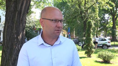 Заступник Хмельницького міського голови Михайло Кривак каже, що рекомендували керівництву гімназії №2 ідкрити цьогоріч п'ять перших (п'ятих) класів. Фото: Суспільне Хмельницький. Заступник Хмельницького міського голови Михайло Кривак каже, що рекомендували керівництву гімназії №2 ідкрити цьогоріч п'ять перших (п'ятих) класів. Фото: Суспільне Хмельницький.