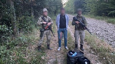 На Закарпатті трьох чоловіків затримали поблизу Румунії На Закарпатті трьох чоловіків затримали поблизу Румунії