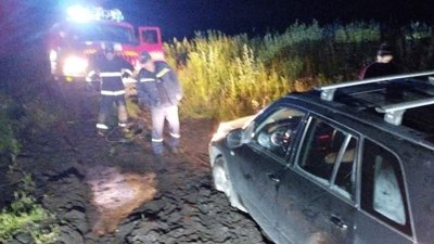 У Луцькому районі витягли з болота авто з вагітною жінкою та двома дітьми