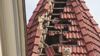 У Чернівцях блискавка пошкодила дах башти дитячої лікарні