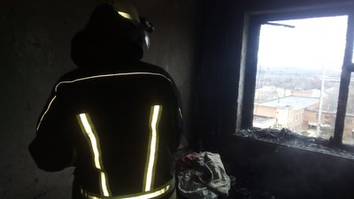 На пожежі у багатоповерхівці на Донеччині загинув чоловік, жінку забрала швидка На пожежі у багатоповерхівці на Донеччині загинув чоловік, жінку забрала швидка