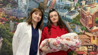 Дитина з мамою та лікаркою Дитина з мамою та лікаркою