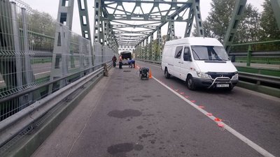 Зменшити кількість сміття в річці: на мосту через Тису облаштовують паркан