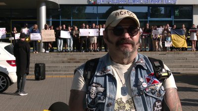 "Люди в піджачках сидять і дерибанять" — у Рівному пройшла акція "Гроші на ЗСУ, а не на дороги" "Люди в піджачках сидять і дерибанять" — у Рівному пройшла акція "Гроші на ЗСУ, а не на дороги"
