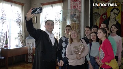 Відвідувачі музею Котляревського роблять фото після екскурсії Відвідувачі музею Котляревського роблять фото після екскурсії