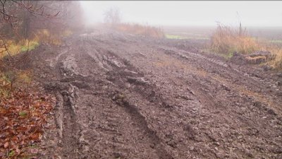 Мешканці Вінниччини перекрили дорогу аби вантажівки з буряками не розбивали її Мешканці Вінниччини перекрили дорогу аби вантажівки з буряками не розбивали її