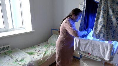 Народила 18-ту дитину: як почувається після пологів мама з наймолодшою донькою