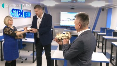 VR-окуляри, лазерні верстати і не тільки: на Рівненщині відкрили першу в Україні стем-лабораторію VR-окуляри, лазерні верстати і не тільки: на Рівненщині відкрили першу в Україні стем-лабораторію
