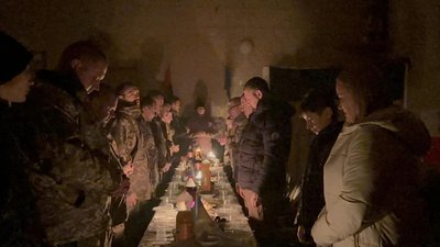 Попри важкі бої та артобстріли. Бійці 72 бригади показали, як провели Святвечір на Донеччині Попри важкі бої та артобстріли. Бійці 72 бригади показали, як провели Святвечір на Донеччині