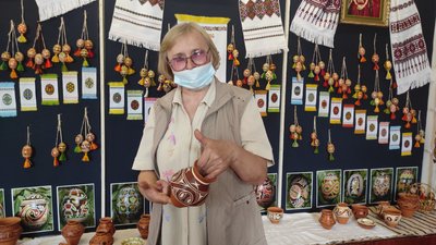 На Тернопільщині жінка онраментувала копії трипільського посуду На Тернопільщині жінка онраментувала копії трипільського посуду