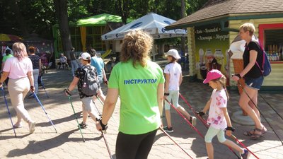 Всеукраїнський флешмоб зі скандинавської ходьби відбувся в Ужгороді Всеукраїнський флешмоб зі скандинавської ходьби відбувся в Ужгороді