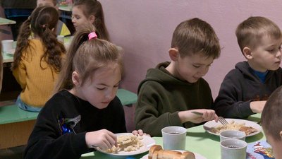 Діти обідають у шкільній їдальні Діти обідають у шкільній їдальні
