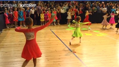 Танцювальний "Миколаїв бал" у Житомирі зібрав 1000 учасників