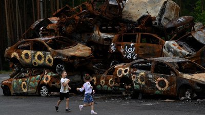 Прийомних батьків можуть позбавити прав опіки. Про що йдеться у новій урядовій ініціативі