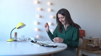 Тернополянка плете прикраси, щоб допомогти підрозділу чоловіка