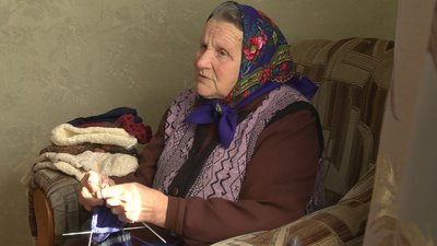 Літня волинянка в'яже теплі шкарпетки солдатам і передає записки на передову Літня волинянка в'яже теплі шкарпетки солдатам і передає записки на передову