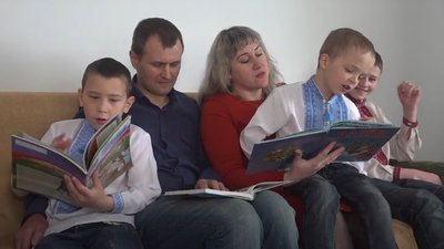 Родина Гуменюків з Тернопільщини, яка виховує прийомних дітей, отримала новий будинок Родина Гуменюків з Тернопільщини, яка виховує прийомних дітей, отримала новий будинок