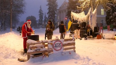 Вручають повістки і цукерки. У Глухові облаштували новорічний блокпост Вручають повістки і цукерки. У Глухові облаштували новорічний блокпост