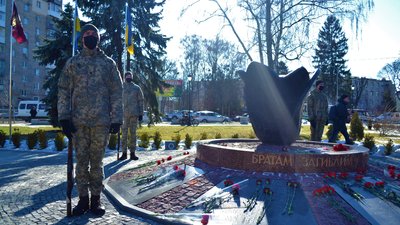 У Житомирі вшанували пам'ять військових, які загинули в Афганістані У Житомирі вшанували пам'ять військових, які загинули в Афганістані