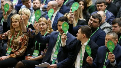 "Слуги народу" беруть родичів помічниками попри обіцянку Зеленського позбутися кумівства — "Схеми"