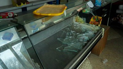 Розграбований магазин у центрі села Розграбований магазин у центрі села