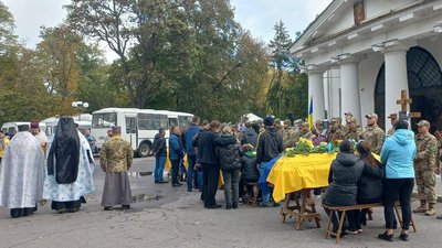"Він пішов добровольцем захищати нашу країну": у Полтаві попрощалися із полеглими воїнами