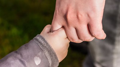 Багатодітна мати залишила дітей у Криворізькій міськраді: Денісова звернулася до місцевої влади