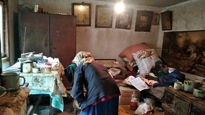 На Прикарпатті шукають волонтерів, щоб допомогти 90-річній бабусі