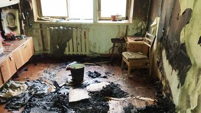 На Житомирщині під час гасіння пожежі вогнеборці знайшли ледь притомного чоловіка – згодом він помер