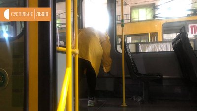 У Львові продовжують дезінфікувати громадський комунальний транспорт У Львові продовжують дезінфікувати громадський комунальний транспорт