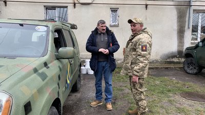 Українці в Америці передали тернопільським волонтерам два позашляховики для бійців Українці в Америці передали тернопільським волонтерам два позашляховики для бійців