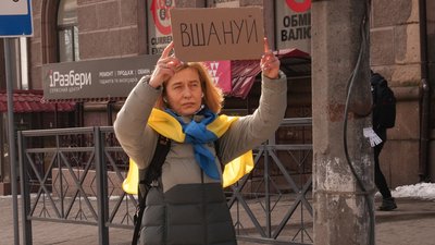 У Миколаєві містяни хвилиною мовчання вшанували загиблих героїв У Миколаєві містяни хвилиною мовчання вшанували загиблих героїв