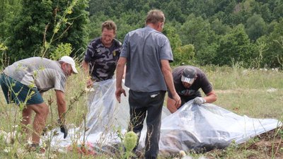 На Харківщині ексгумували тіла двох людей, які загинули від обстрілів РФ під час окупації На Харківщині ексгумували тіла двох людей, які загинули від обстрілів РФ під час окупації