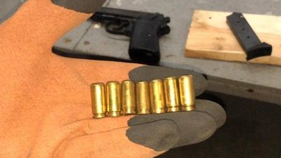На Закарпатті митники вилучили в чоловіка газовий пістолет На Закарпатті митники вилучили в чоловіка газовий пістолет