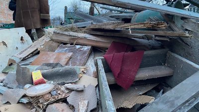 Зруйновані будинки мирних мешканців: у Ворожбянській громаді на Сумщині 30 снарядів впали на вулицях села Зруйновані будинки мирних мешканців: у Ворожбянській громаді на Сумщині 30 снарядів впали на вулицях села