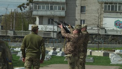 У Житомирі попрощалися з десантником Русланом Мошківським, який загинув від ворожої кулі У Житомирі попрощалися з десантником Русланом Мошківським, який загинув від ворожої кулі