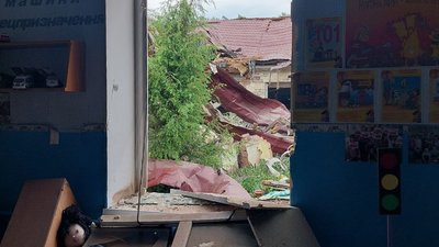 У Юнаківці на Сумщині військові РФ обстріляли дитсадок. ФОТО У Юнаківці на Сумщині військові РФ обстріляли дитсадок. ФОТО