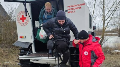Перевозять або доставляють продукти та ліки: як на Чернігівщині допомагають людям з сіл, де затопило дороги Перевозять або доставляють продукти та ліки: як на Чернігівщині допомагають людям з сіл, де затопило дороги