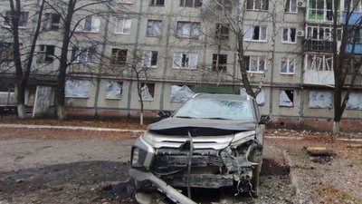 Пошкоджений обстрілом армії РФ автомобіль в одному з населених пунктів Донеччини Пошкоджений обстрілом армії РФ автомобіль в одному з населених пунктів Донеччини