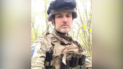 Волонтерка з Луганська обрізала волосся, щоб зібрати гроші на автівку для ЗСУ Волонтерка з Луганська обрізала волосся, щоб зібрати гроші на автівку для ЗСУ